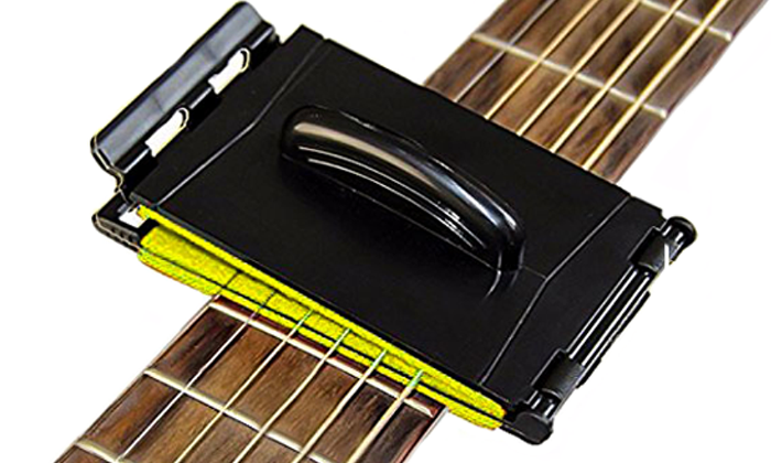 gitar tel temizliği yaparken tel temizleme aparatı kullanmak